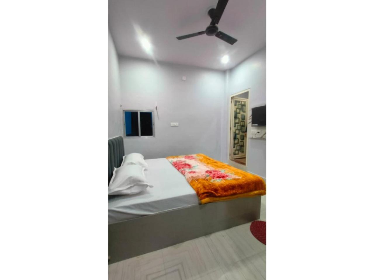 Shivaa Aashram Near Kashi Temple With Free Internet Service Varanasi