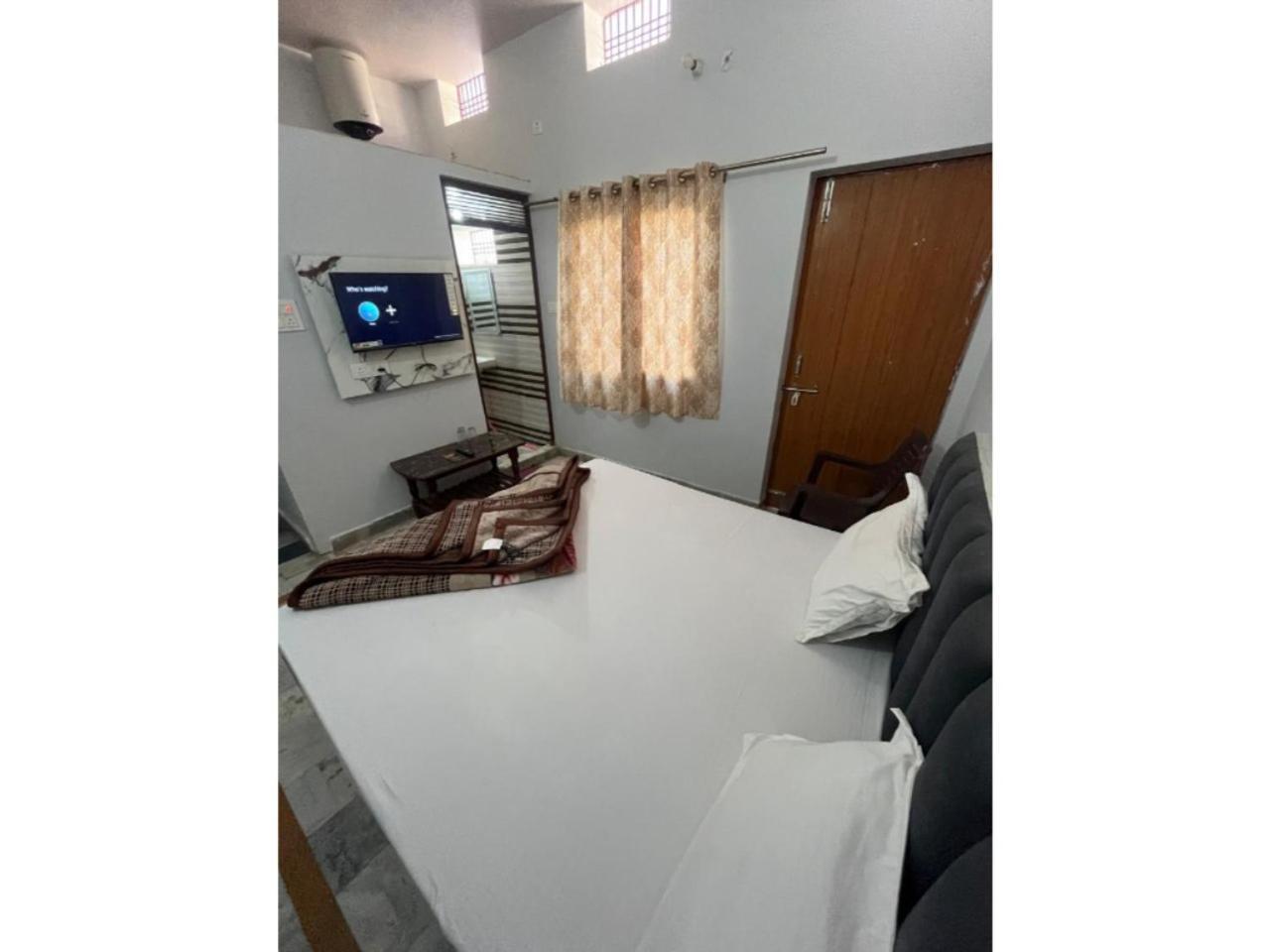 Shivaa Aashram Near Kashi Temple With Free Internet Service 2*