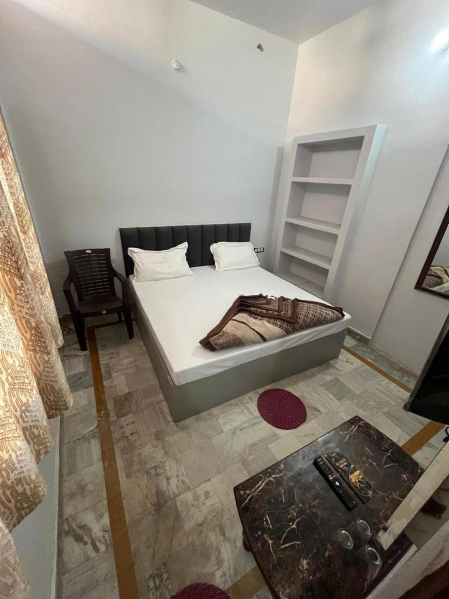 Hotel Shivaa Aashram Near Kashi Temple With Free Internet Service