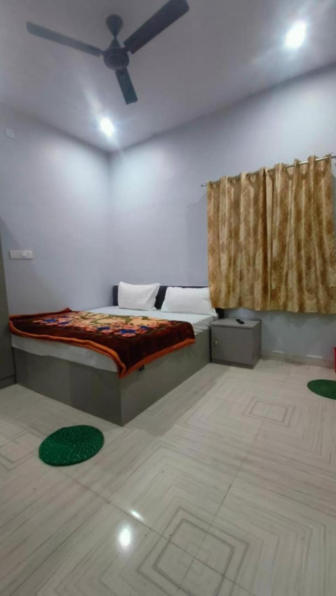 Shivaa Aashram Near Kashi Temple With Free Internet Service Hotel 2*