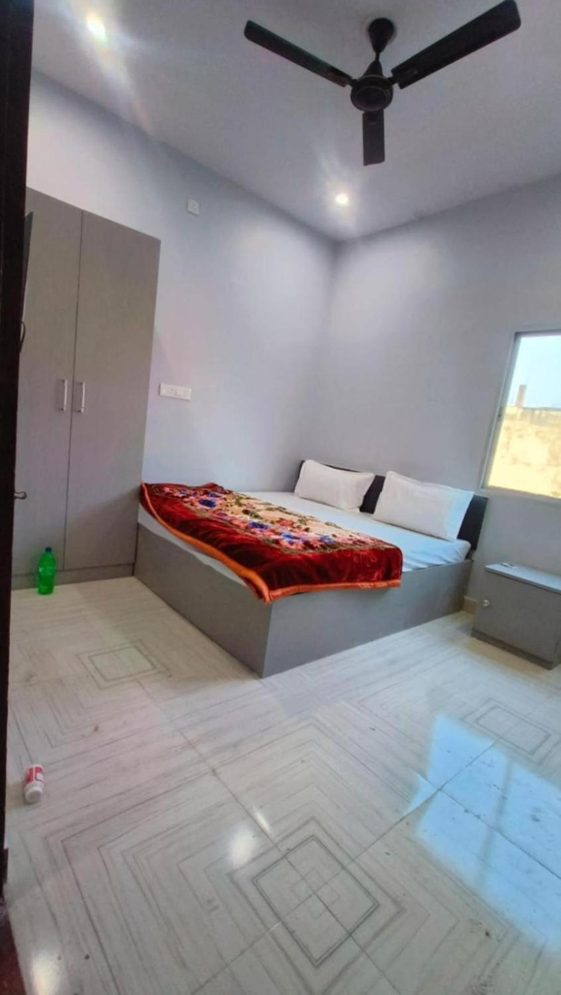Hotel Shivaa Aashram Near Kashi Temple With Free Internet Service 2*