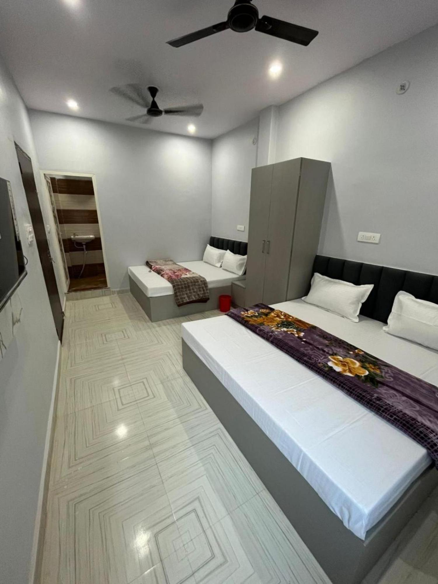 Shivaa Aashram Near Kashi Temple With Free Internet Service