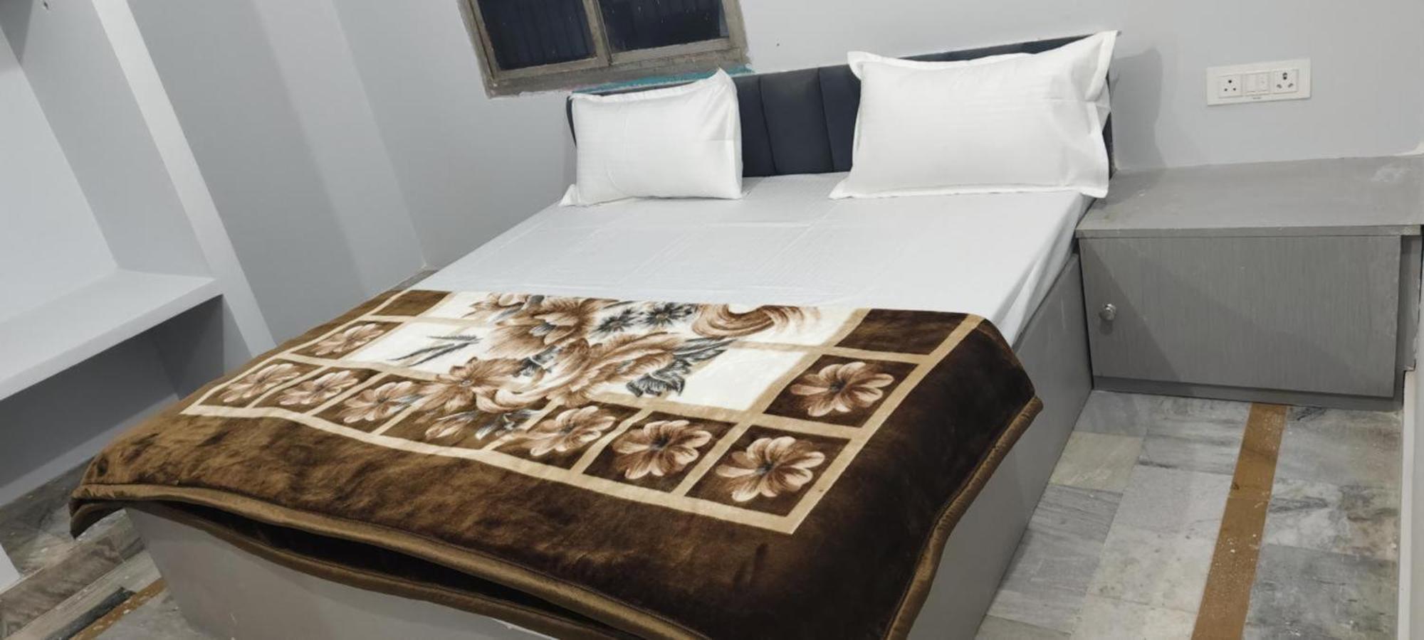 Shivaa Aashram Near Kashi Temple With Free Internet Service 2*
