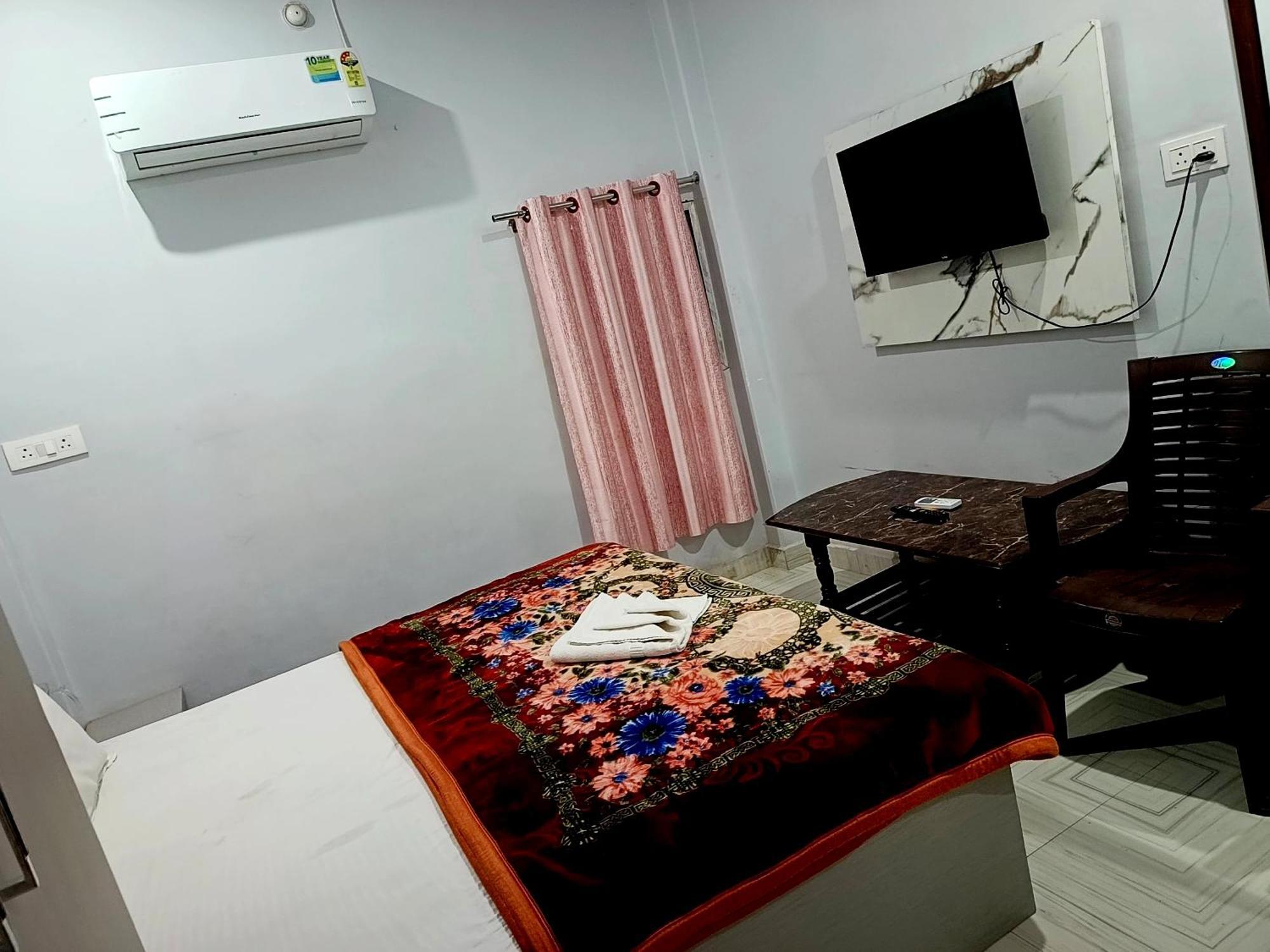 Hotel Shivaa Aashram Near Kashi Temple With Free Internet Service