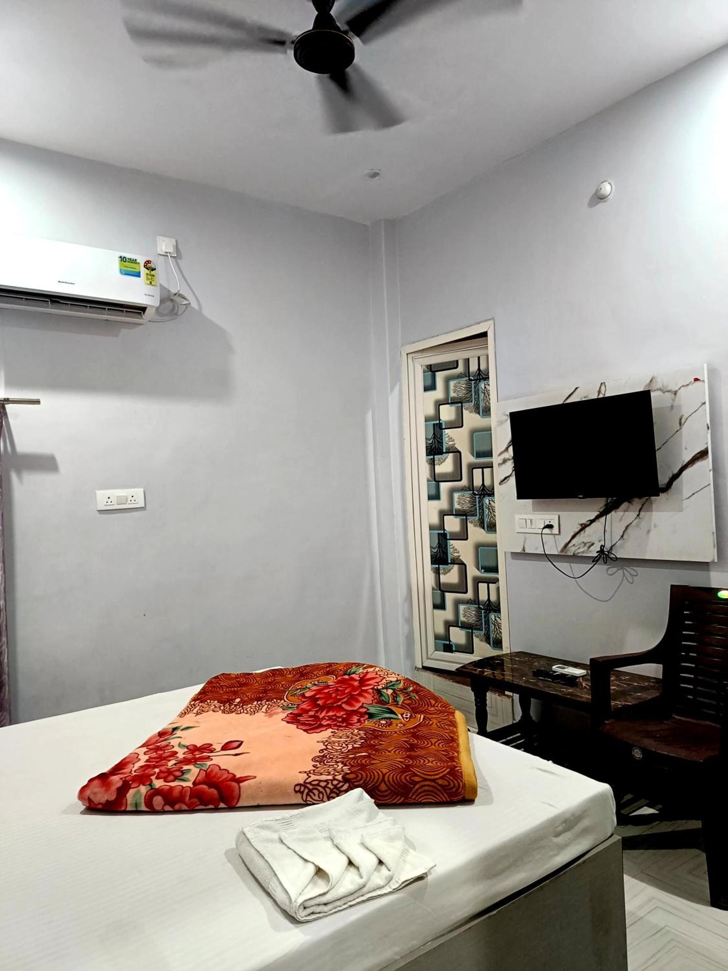 Hotel Shivaa Aashram Near Kashi Temple With Free Internet Service 2*